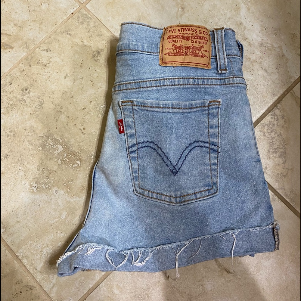 Vintage high waisted Levi jean shorts!!